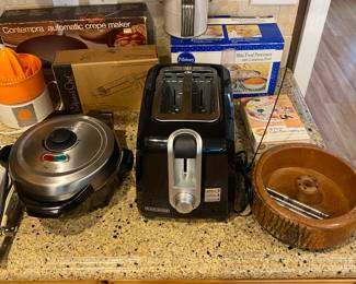 Black & Decker Toaster/Hamilton Beach Waffle Maker/Pampered Chef Decorator/Crepe Maker/Mini Food Processor/Vintage Wood Nut Bowl