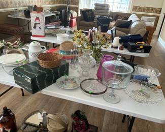 $2, $5, $10, $25 tables plus varied price collectables.