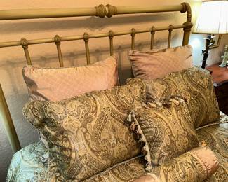 Queen Size Bed w/ Lovely Coordinating Bedding 