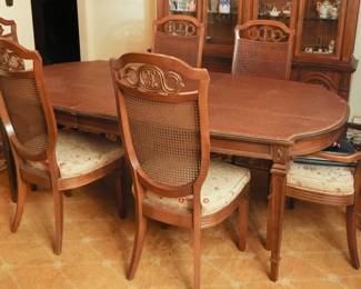 Vintage Wood Dinning Table With Leaf Insert