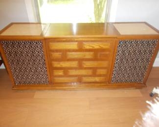 Mid Century Modern stereo, lovely cabinet , electronics need repair