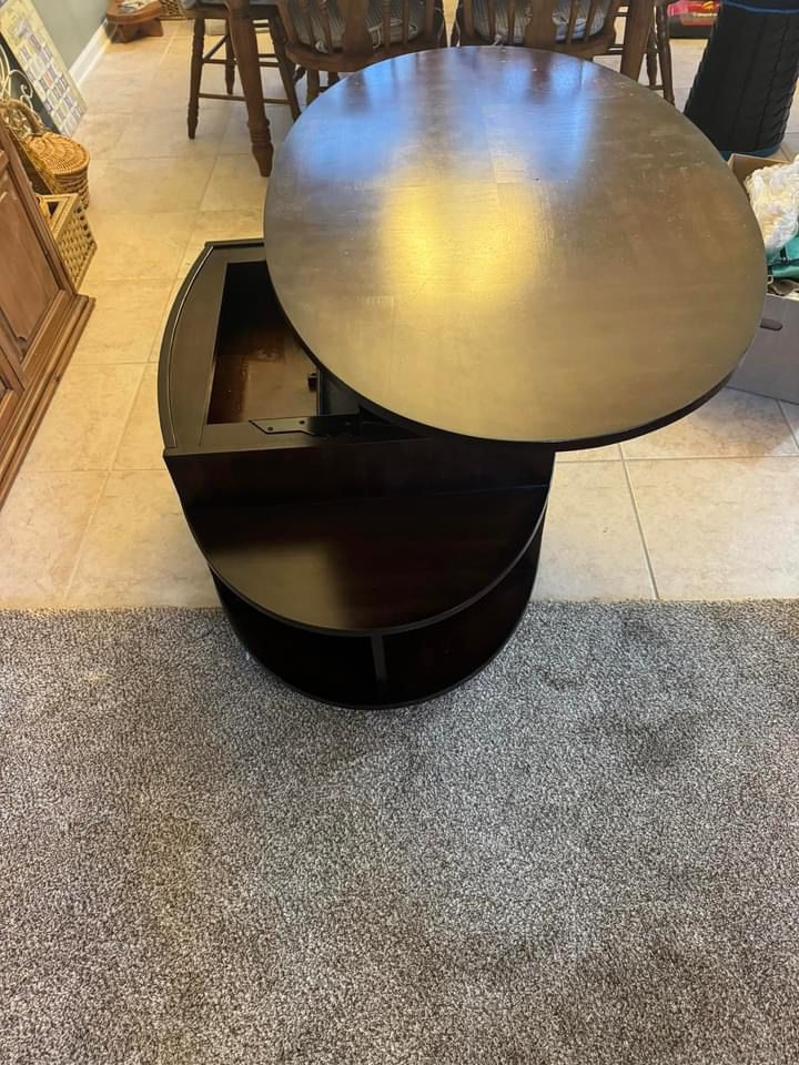 Beautiful coffee table with storage and lifting top for dining or activities.