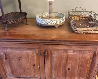 Storage chest-solid wood and spacious and table top decor