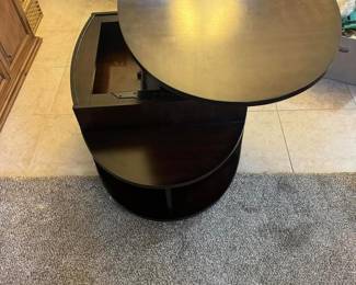 Beautiful coffee table with storage and lifting top for dining or activities.