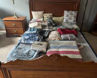 Queen bed with nightstand
Lamps
Bedding