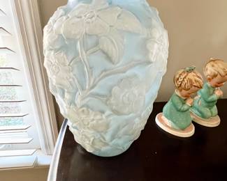 Fenton Periwinkle Blue Dogwood Floral Vase