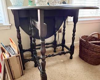Gate leg table