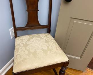 That’s a good looking sitting device right chair.