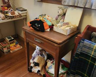 Another sewing machine, quilt rack, nice blankets