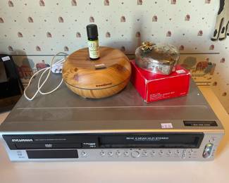 Sylvania video cassette recorder & DVD/CD player