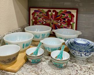 Pyrex Amish Butterprint, early 80's Indonesian hand made tribal art, Vintage Chinese porcelain nesting bowl set of 6
Set of 4 Chinese Famille rice bowls