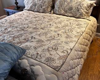 Quilted bedspread w/needle work 