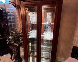Lighted display cabinet