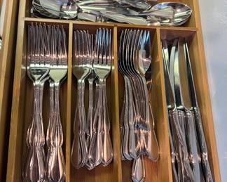 Stainless flatware set ny Lenox