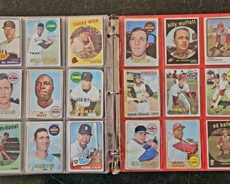 BINDER OF 1950'S-1970'S BASEBALL CARDS. 11 PAGES.