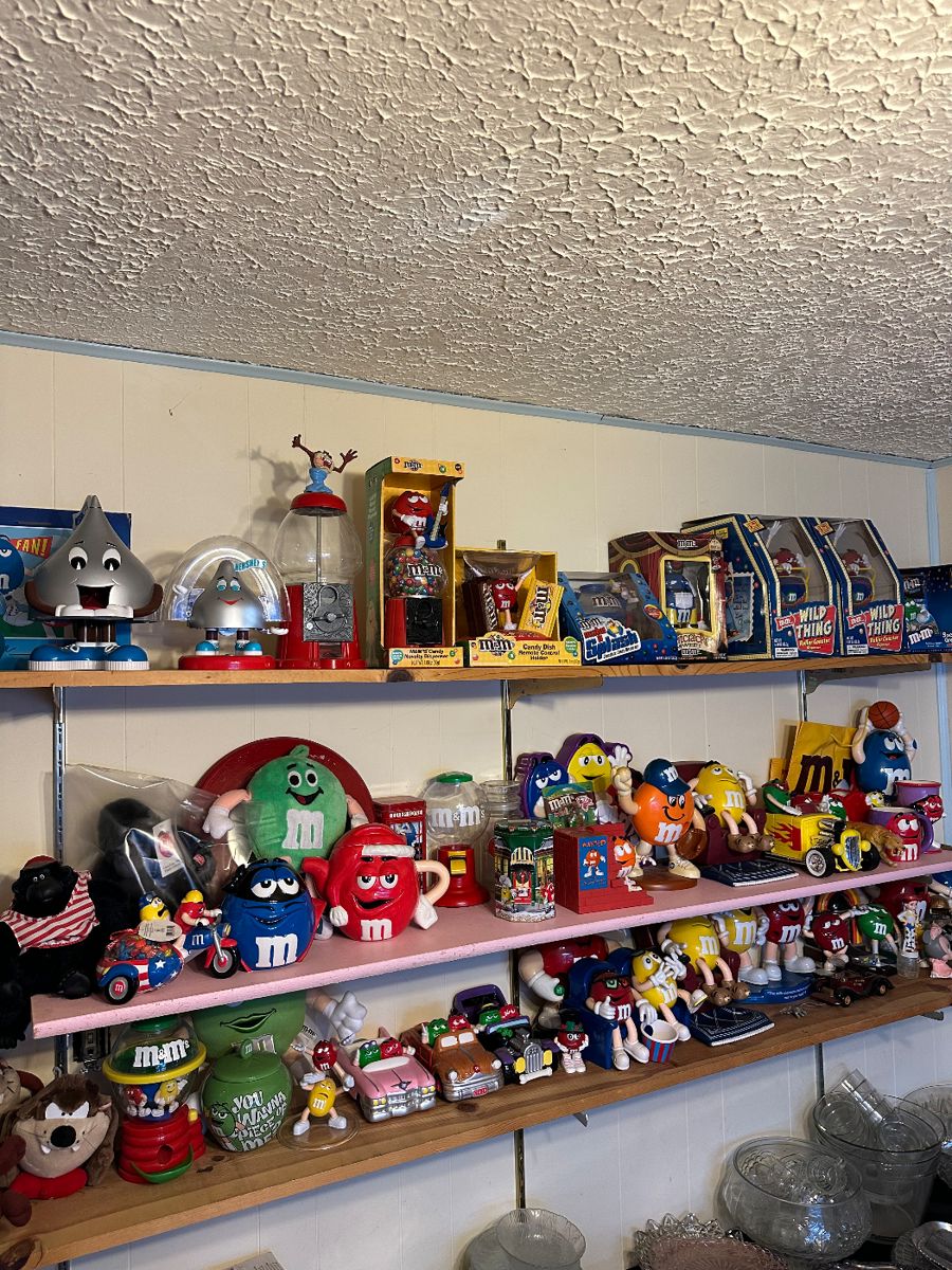 Antiques & Collectibles Galore Jessa’s... starts on 4/25/2024