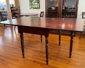 Drop leaf table