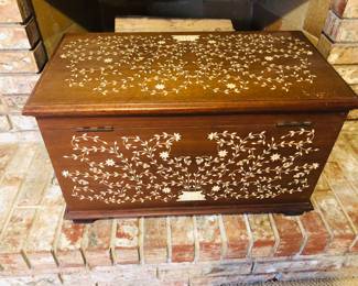 Trunk/Chest with inlaid Mother Of Pearl. (L: 27.1/4in | D: 13.3/4in | H: 16in ) - back view