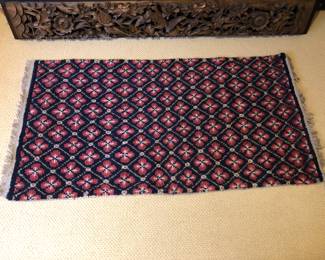 Wool Red/White/Navy Area Rug. Fringe to Fringe measurement is 58.3/4in x 31in.
