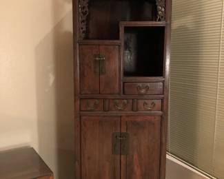 Antique 1 piece display cabinet made in elm from Shanxi Province. Circa early 19th Century. W: 24.3/4in | D: 19.5in | H: 67.5in