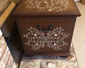 Trunk/Chest with inlaid Mother Of Pearl. (L: 27.1/4in | D: 13.3/4in | H: 16in ) - side view