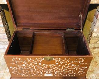 Trunk/Chest with inlaid Mother Of Pearl. (L: 27.1/4in | D: 13.3/4in | H: 16in ) - interior view