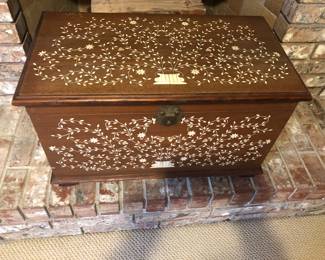 Trunk/Chest with inlaid Mother Of Pearl. (L: 27.1/4in | D: 13.3/4in | H: 16in ) - front view.