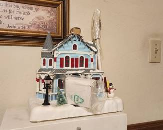 2001 Avon Christmas Holiday Splendor Lighted Fiber Optic House