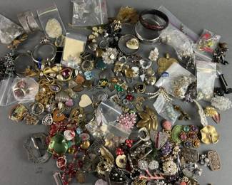 Lot 185 | Lot of Costume Jewelry