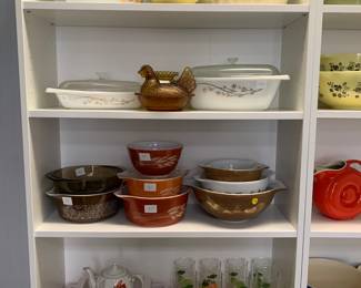 Assorted Vintage Pyrex, Fire King, Corning Ware, Hall 