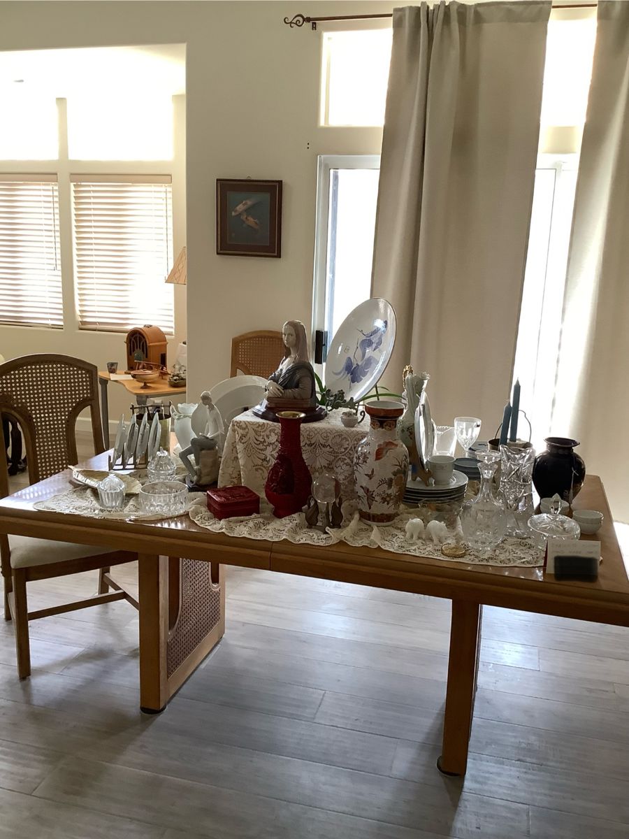Beautiful Thomasville table with six chairs 