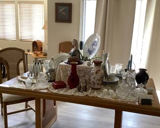 Beautiful Thomasville table with six chairs 