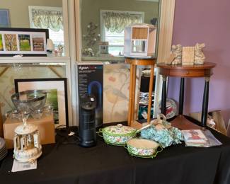 SMALL TABLES AND DECOR