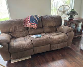 Dual recliner sofa
