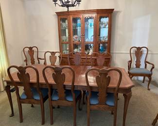 Pennsylvania House dining table, 8 chairs and china cabinet