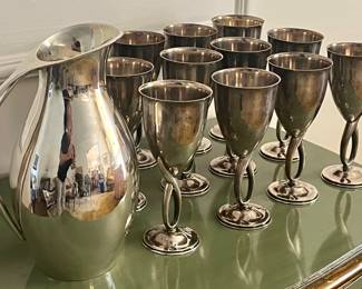 GARY REEVES (1962-2014)
IMPORTANT STERLING SILVER SET with 12 goblets and a pitcher.