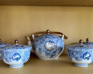Chinese Chinoiserie Wedding Tea Set: Tea Pot & 4 Lidded Tea Cups.