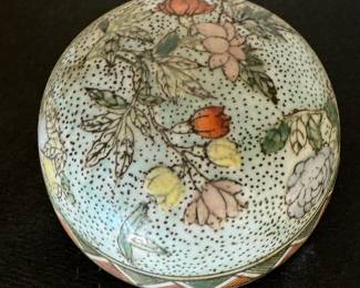 Vintage Famille Verte Ginger Jar. Photo 5 of 6.