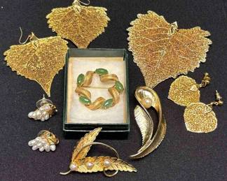 Jewelry With A Golden Illusion