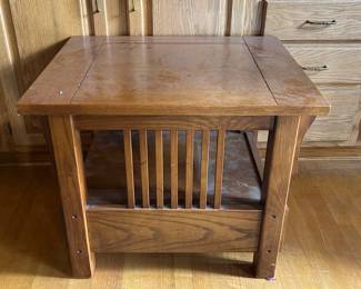 Bassett Mission Style Oak end table