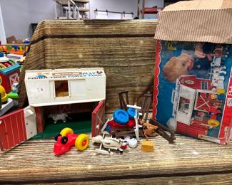 Vintage fisher price family play farm, with accessories and box, (door moos)