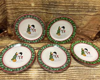 5- Longaberger snowmen decorate trees plates, green trim