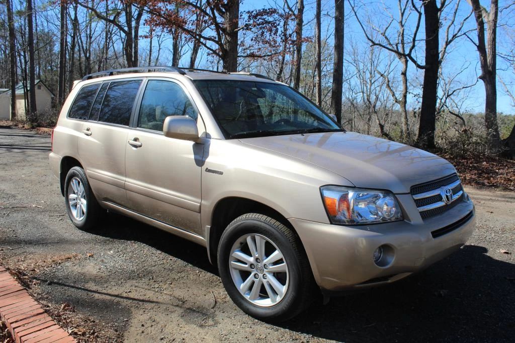 2006 Toyota Highlander Hybrid Limited 4 door SUV AWD 156k miles, ONE OWNER, Low Miles Very Well Kept Car & regularly service, no accidents....