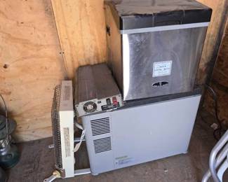 #106 • Ice Maker, Freezer, Power Inverter, Catalytic Safety Heater
