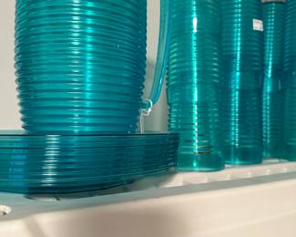 Set of plastic party dishes 
