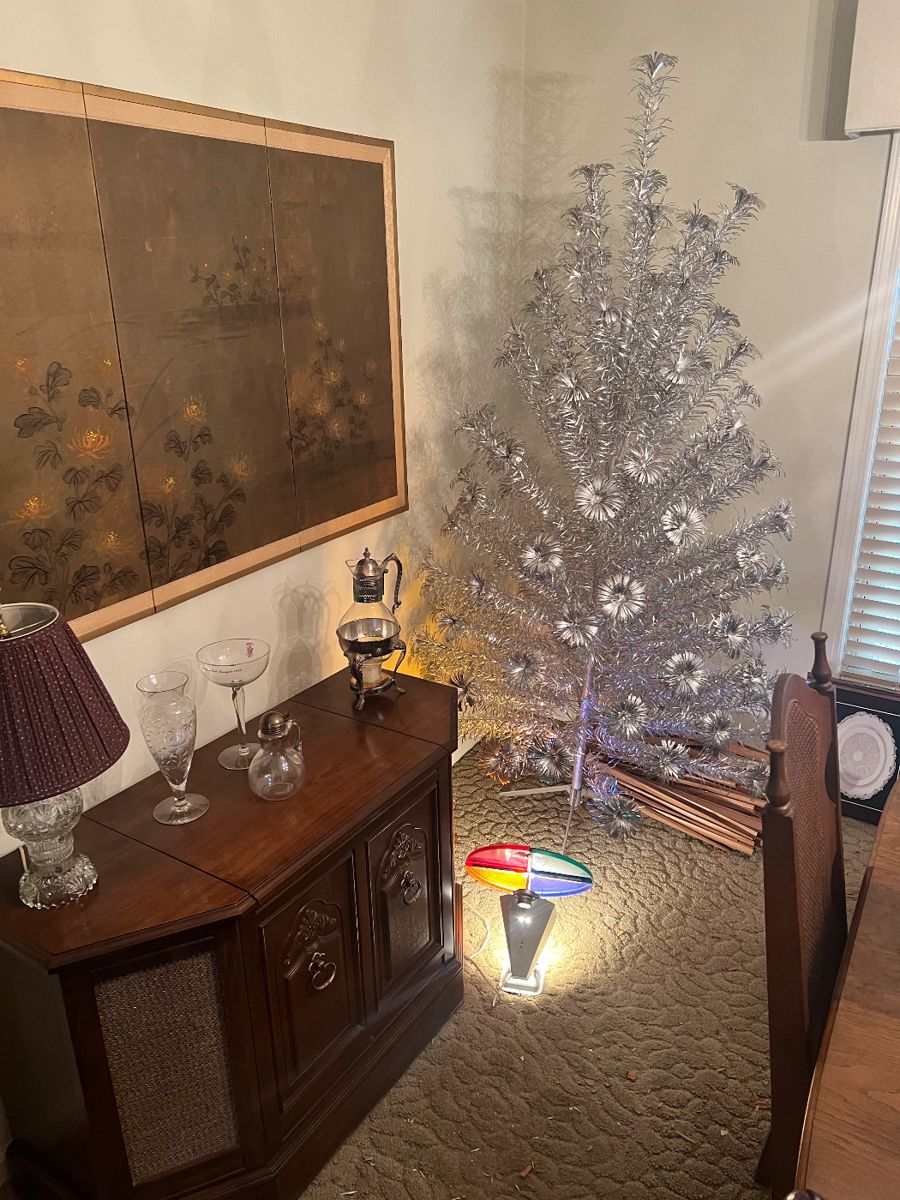 7’ vintage tree with color wheel 