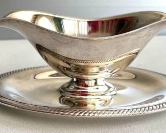 William Rogers silverplate gravy sauce boat with attached plate