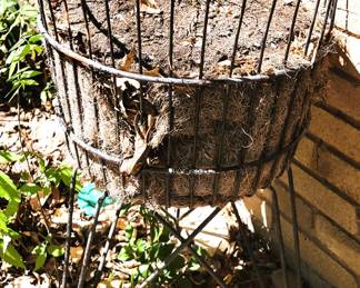 Iron laundry basket