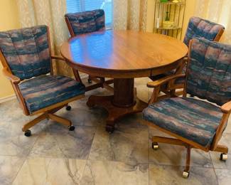 Vintage 45 Year Old Golden Oak Round Dining Table w/Chairs. Great Condition!