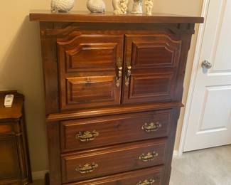 Nice dresser with 3 drawers and cabinet